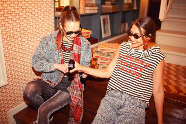 Camiseta collar ecru & black stripes "cheesy saucy crispy" - Imagen 4