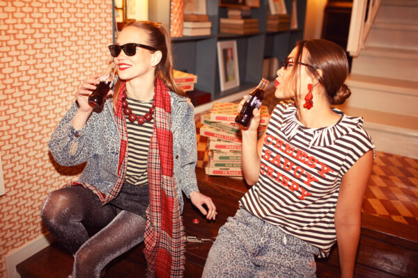 Camiseta collar ecru & black stripes "cheesy saucy crispy" - Imagen 6