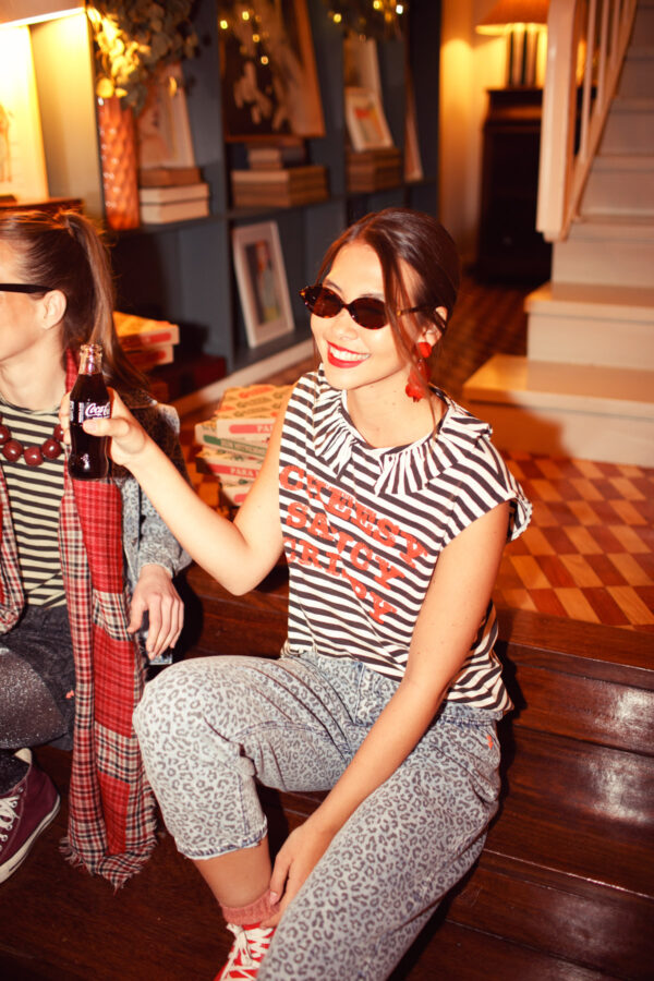 Camiseta collar ecru & black stripes "cheesy saucy crispy" - Imagen 3