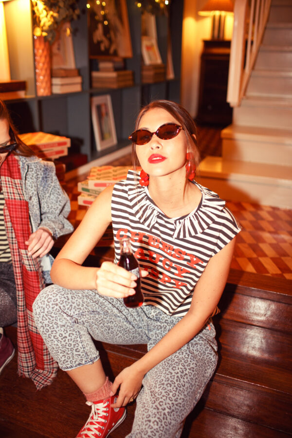 Camiseta collar ecru & black stripes "cheesy saucy crispy" - Imagen 2