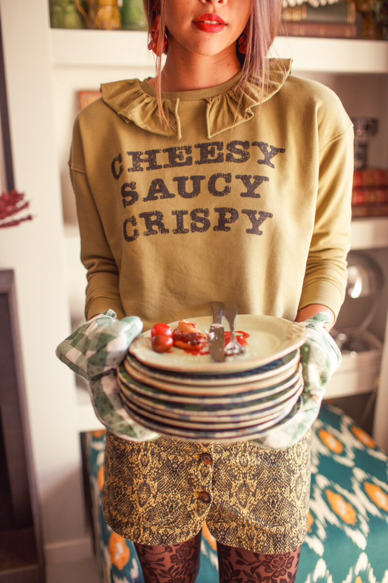 Sudadera collar army green "cheesy saucy crispy" - Imagen 2