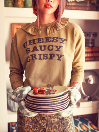Sudadera collar army green "cheesy saucy crispy"