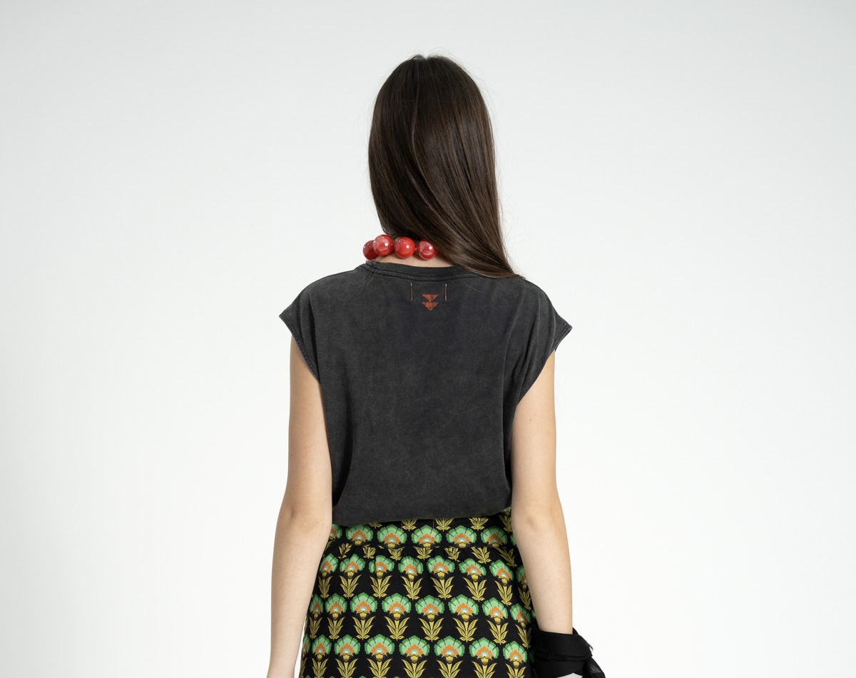 Camiseta washed black "sisters dept" - Imagen 4