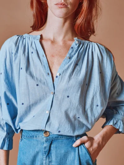 Blusa donatella bordado flores azules