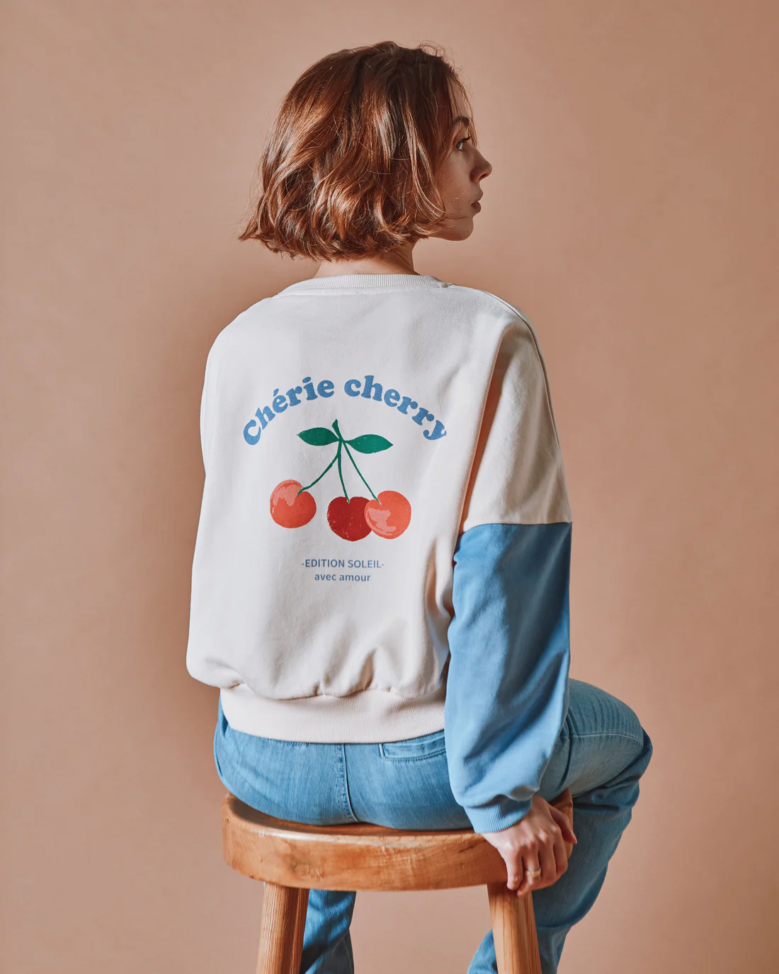 Sudadera dice Chérie Cherry bicolor creme